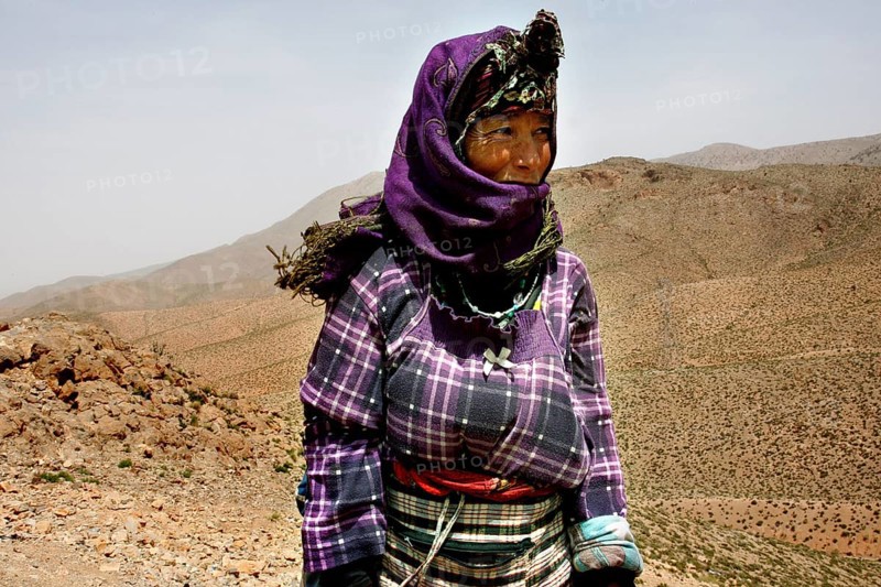 Nomad in traditional clothing in the vast desert landscape, Midelt, region, MA
