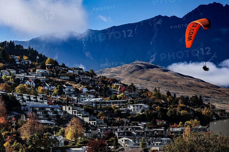 Paragliders over the Queenstown mountains, a picture full of adventure, Queenstown, New Zealand