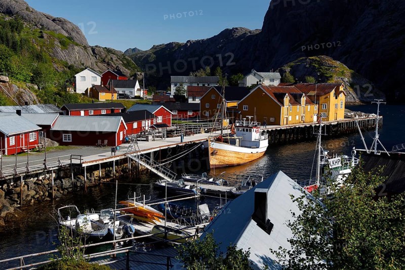 Colourful wooden houses and boats in Nusfjord harbour, Flakstadøy, Nusfjord, Flakstadøy, Norway