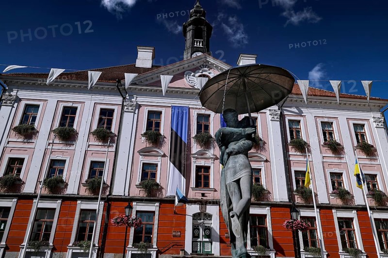 Well-known sculpture of kissing students in front of the late classical town hall on Tartu Town Hall Square, Rathausplatz, Rathausplatz, Tartu, Estonia