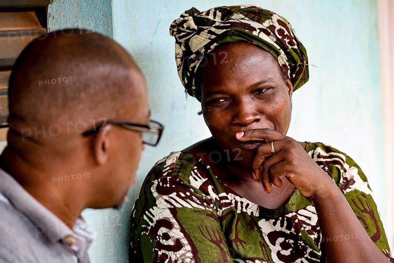 Adama Coulibali interviews Kinafou during a home visit, relaxed exchange, Korhogo, CI, West Africa