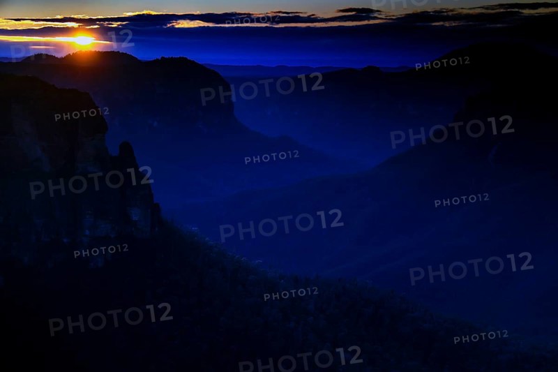 Sunrise at Govett's Leap Lookout over the Grose Valley in the Blue Mountains, Blue Mountains, NSW, Australia