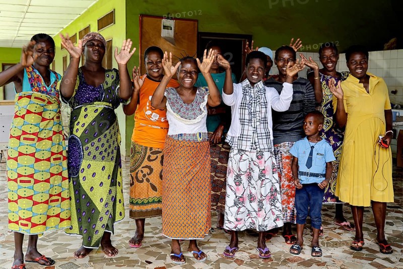 Happy group of woman and a child posing smiling for a group photo, Bouaké, null, Côte d'Ivoire