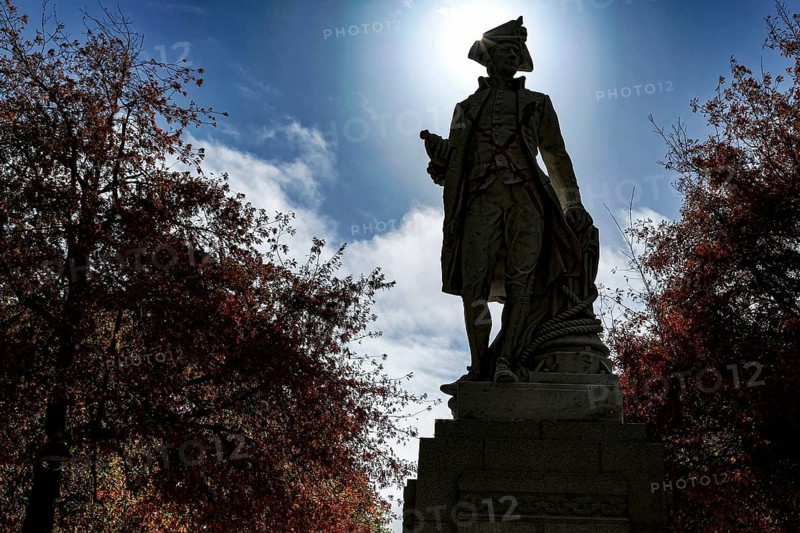 James Cook monument surrounded by autumn leaves in Christchurch in sunlight, Christchurch, zero, New Zealand