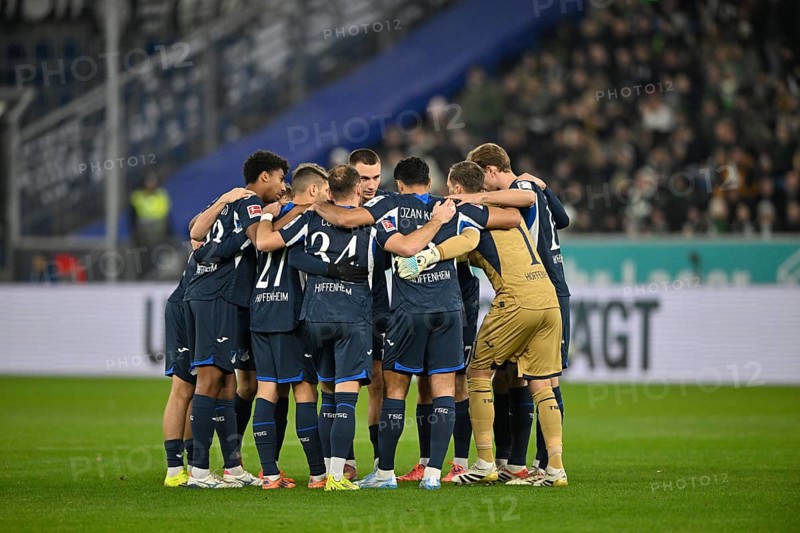 Team building, group of teams in front of the start of the game TSG 1899 Hoffenheim PreZero Arena, Sinsheim, Baden-Württemberg, Germany