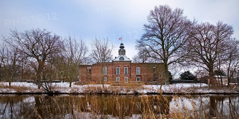 The river Niers with Hertefeld Castle in winter, Weeze, Lower Rhine, North Rhine-Westphalia, Germany