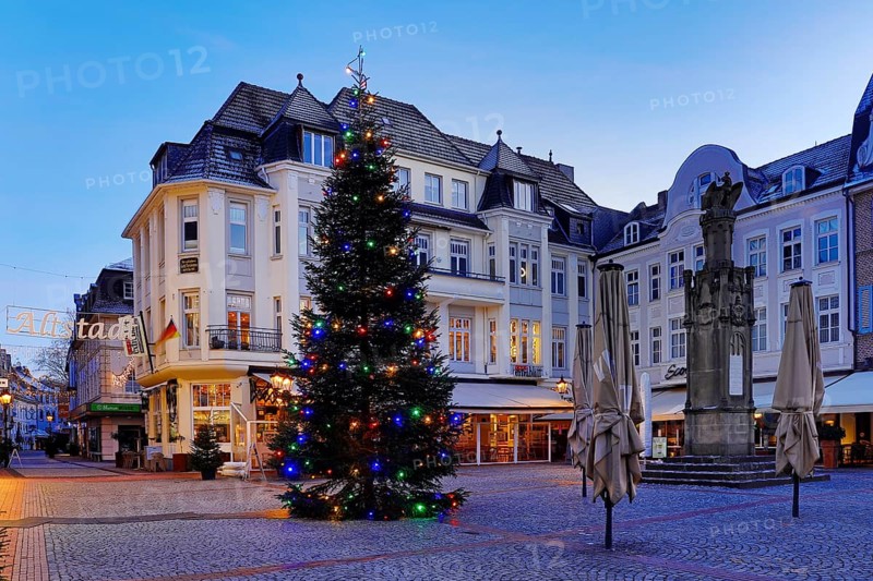 Christmas tree on the Altmarkt at dusk, Altstadt, Moers, Ruhr area, North Rhine-Westphalia, Germany