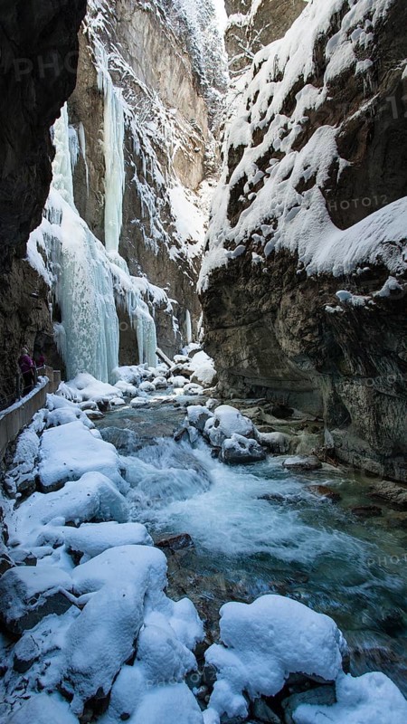 Partnachklamm bei Garmisch-Partenkirchen, Werdenfelser Land, Upper Bavaria, Germany/Partnachklamm gorge near Garmisch Partenkirchen, Upper Bavaria, Germany