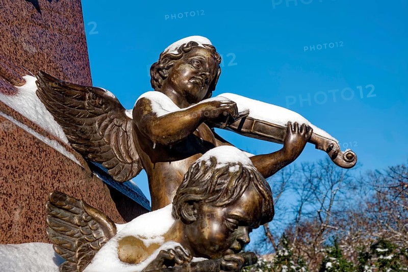 An angel playing the violin, figure at the Felix Mendessohn Bartholdy monument in winter with snow, Leipzig, Saxony, Germany