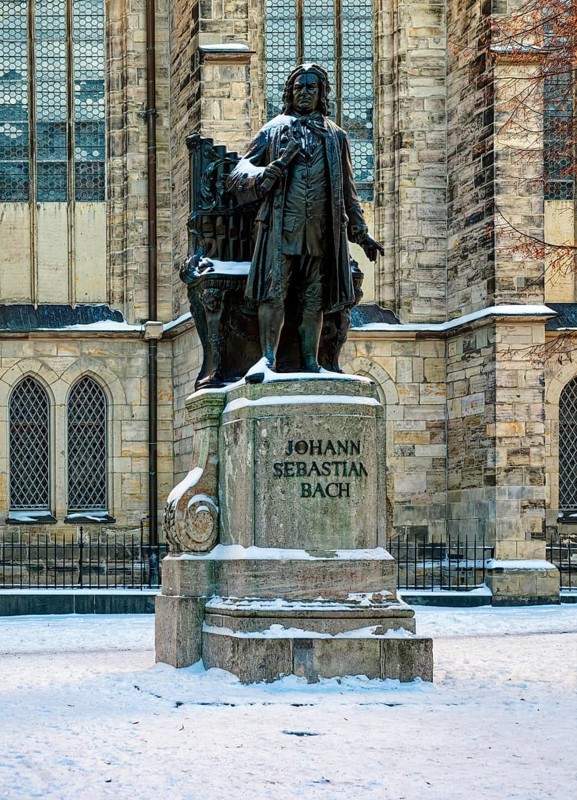 New Bach monument by Carl Seffner on the Thomaskirchhof in front of St. Thomas Church in winter with snow, Thomaner, Leipzig, Saxony, Germany
