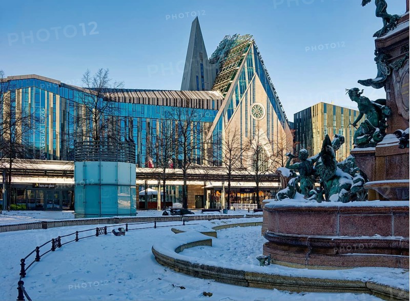 Mendebrunnen, University of Leipzig, lecture hall building and Paulinum on Augustusplatz in winter with snow, Leipzig, Saxony, Germany
