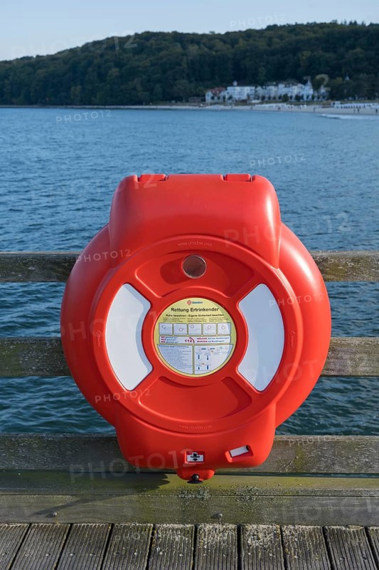 Lifebuoy at the pier, Baltic Sea in the background, Binz, seaside resort, Rügen island, Mecklenburg-Western Pomerania, Germany