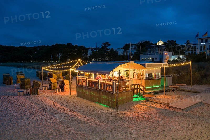 Beach bar, illuminated, Blaue Stunde, Binz, seaside resort, Rügen island, Baltic Sea, Mecklenburg-Western Pomerania, Germany