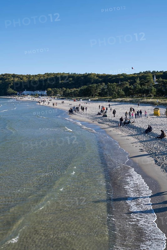 Tourists on the beach in autumn, Binz, seaside resort, Rügen island, Baltic Sea, Mecklenburg-Western Pomerania, Germany