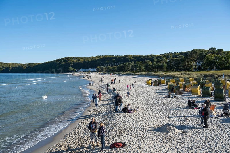 Tourists on the beach in autumn, Binz, seaside resort, Rügen island, Baltic Sea, Mecklenburg-Western Pomerania, Germany