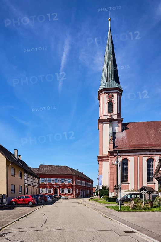 St. James church, church tower, Grafenhausen town hall, residential building, commercial building, general architecture, street, parking boxes with cars, blue sky, cirrus clouds, Kirchstraße, Grafenhausen district, Kappel-Grafenhausen, Black Forest, Ortenaukreis, Baden-Württemberg, Germany