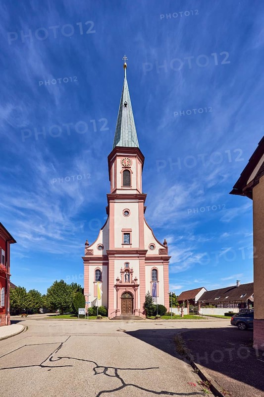 St. James church, church tower, general architecture, street, trees, blue sky, cirrus clouds, confluence of main street in Kirchstraße, district of Grafenhausen, Kappel-Grafenhausen, Black Forest, Ortenaukreis, Baden-Württemberg, Germany