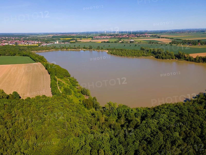 A quiet lake surrounded by forests and fields under clear skies, aerial view, Groß Bülten-Adenstedt landing pond, landscape protection area, municipality of Ilsede, district of Peine, Lower Saxony, Germany