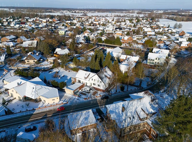 Snowy residential area with houses, roads and trees under clear winter sky, Aerial View, Oelsburg, Ilsede, Peine District, Lower Saxony, Germany