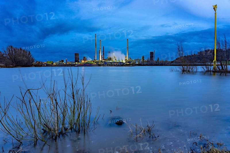 Rhine near Duisburg-Bruckhausen, industrial setting of the ThyssenKrupp steel plant, Schwelgern coking plant, North Rhine-Westphalia, Germany