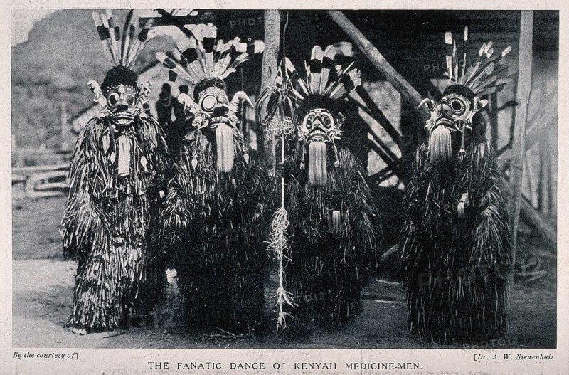Four Kenyan shamans or medicine men in ceremonial dress, medicine, history of medicine, photography around 1930s, Kenya, East Africa, Africa, historical