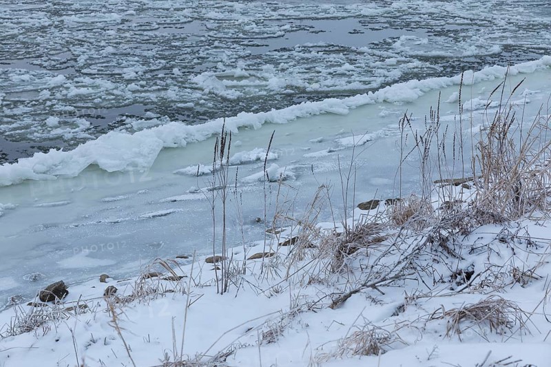 Cold winter morning on the Elbe with floating ice floes, snow and frozen banks of the Elbe, Kötzschenbroda, Radebeul, Saxony, Germany