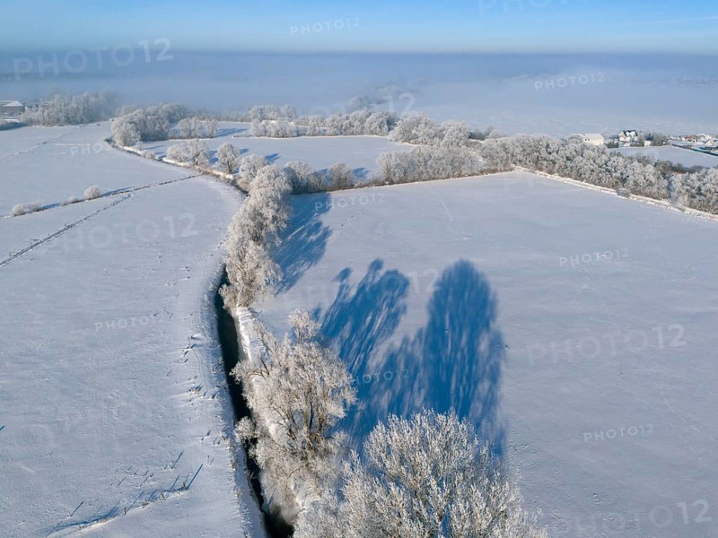 Winter peace with snow-covered fields and frosty trees under a clear blue sky, Fuhse river, Bülten, Ilsede, Peine district, Lower Saxony, Germany