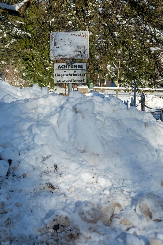 Snowy sign, snow piles, limited winter maintenance, winter, snow, Sieversen, Samtgemeinde Rosengarten, Lower Saxony, Germany