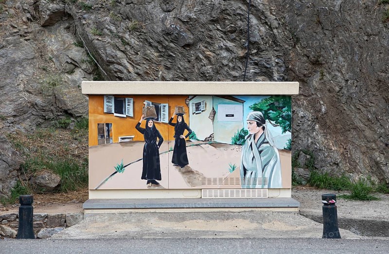 Painted straw box, woman carrying baskets on their heads, Cervione, Haute-Corse Department, Corsica, Mediterranean, France