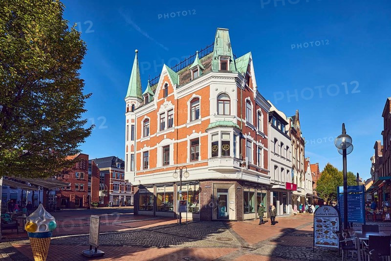 Jeweler Jacobsen, historic residential building and commercial building, façade with windows and plaster structure, bay window, ridge decoration, dormer, pointed gable, turret, slate-covered mansard roof, architect Wilhelm Kruckau, pedestrian zone, retail stores, shops, shopping, lantern, trees, pedestrians as accessories, blue sky, cirrus clouds, intersection between Kieler Straße and Schulweg and Rathausmarkt, Eckernförde, Rendsburg-Eckernförde District, Schleswig-Holstein, Germany