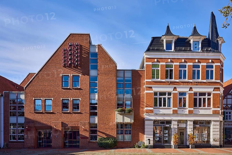 Town hall, glockenspiel, commercial buildings, residential buildings and commercial buildings, general architecture, brick building, façade with windows, dormers, side lights, blue sky, cirrus clouds, cirrostratus clouds, market square, town hall market, Eckernförde, Rendsburg-Eckernförde district, Schleswig-Holstein, Germany