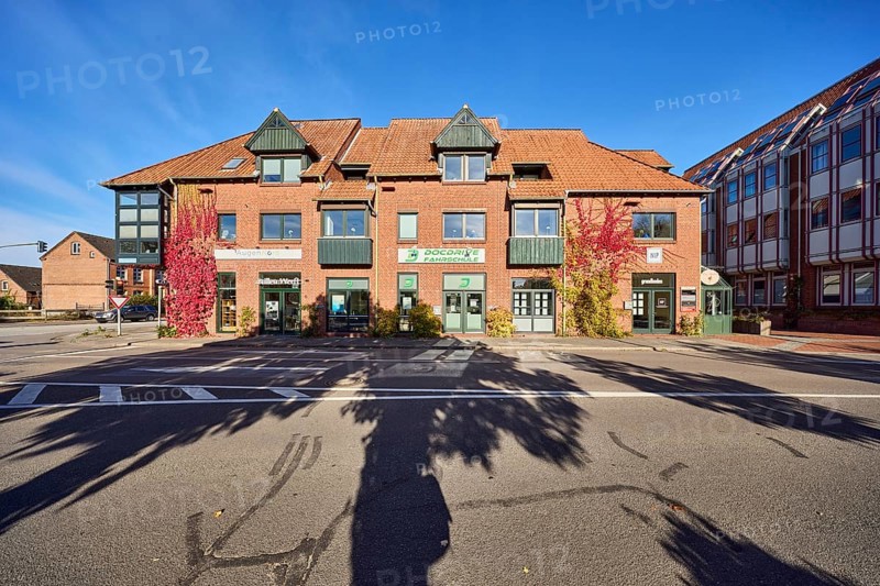 Optician Brillenwerft, driving school Doc-Drive, general architecture, buildings, modern architecture, brick buildings, roads, blue sky, cloudless, confluence of Schulweg in Reeperbahn, Eckernförde, Rendsburg-Eckernförde district, Schleswig-Holstein, Germany