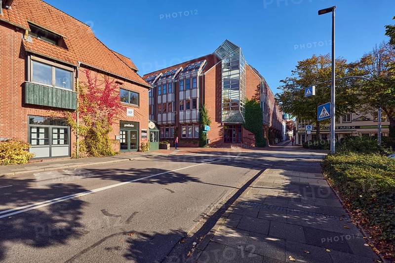 City administration, commercial building, residential building, brick building, general architecture, lantern, roads, trees, hedge, blue sky, cloudless, intersection Schulweg with Gartenstraße, Eckernförde, Rendsburg-Eckernförde district, Schleswig-Holstein, Germany