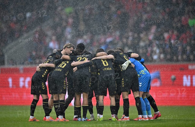 Team building, team circle in front of the start of 1. FC Cologne, snow, snowfall, winter, Voith-Arena, Heidenheim, Baden-Württemberg, Germany