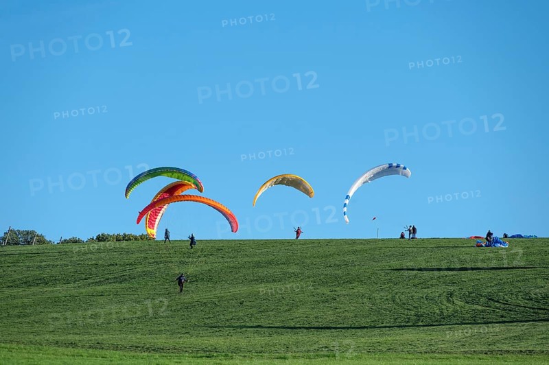 Paragliders practice on a meadow slope, Tauchersreuth, Middle Franconia, Bavaria, Germany