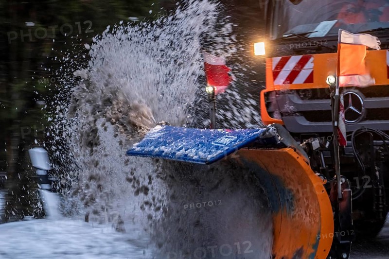 Winter service, spreader and snow plough in use, clears snow and slush from a regional road, Bergisches Land, near Marienheide, North Rhine-Westphalia, Germany