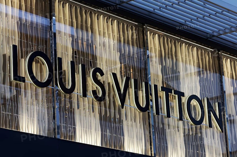 Louis Vuitton logo on illuminated façade, Louis Vuitton boutique an der Kö, luxury shopping, Düsseldorf, North Rhine-Westphalia, Germany