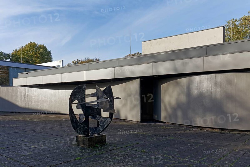 Geometric sculpture between two worlds by Berto Lardera in front of the Lehmbruck-Wing, Skulpturenpark Lehmbruck-Museum, Duisburg, North Rhine-Westphalia, Germany