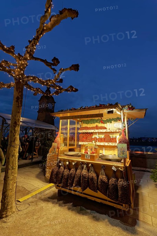 Illuminated chestnut stand at the Christmas market, roasted chestnuts, Düsseldorf Old Town, Düsseldorf, North Rhine-Westphalia, Germany
