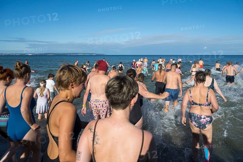 Swimmers run into water to bathe, tourist attraction Binzer Abbaden, Binz, seaside resort, Rügen island, Mecklenburg-Western Pomerania, Germany