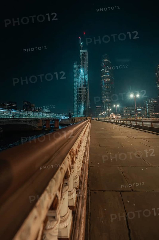 Night scene of an illuminated bridge with skyscrapers in London, London, England, Great Britain
