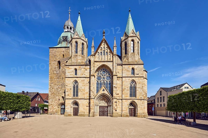 St. Victor church, general architecture, trees, blue sky, cirrus clouds, Kirchplatz, Damme, district of Vechta, Lower Saxony, Germany