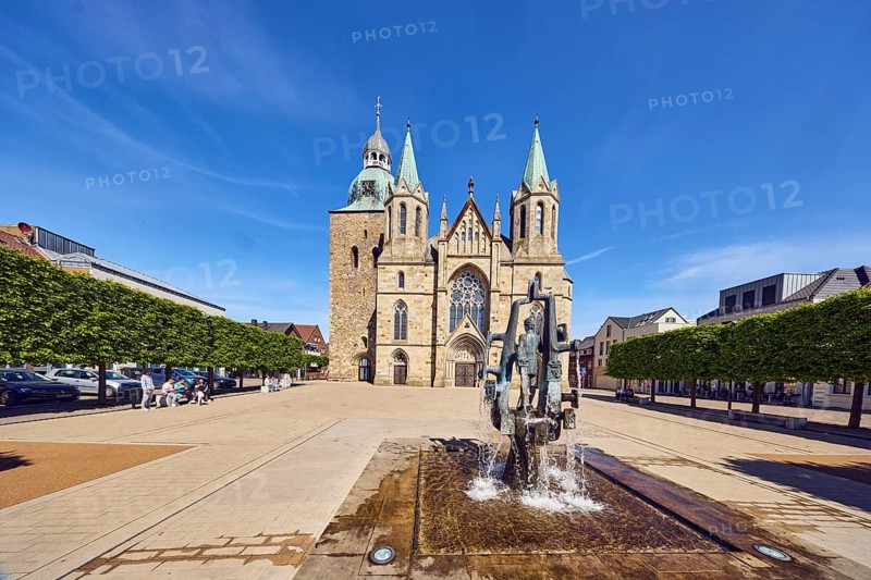 St. Victor Church, Victor Fountain, sculptor Ferdinand Starmann, general architecture, trees, pedestrians and seated people as secondary motifs, blue sky, cirrus clouds, Kirchplatz, Damme, Vechta district, Lower Saxony, Germany