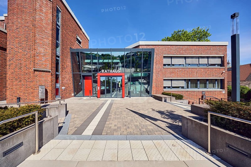 Town hall, brick building, modern architecture, entrance, staircase, stainless steel railing, lantern, trees, hedge, blue sky, cloudless, Mühlenstraße, Damme, district of Vechta, Lower Saxony, Germany