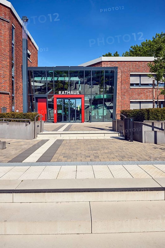 Town hall, brick building, modern architecture, entrance, staircase, stainless steel railing, trees, hedge, blue sky, cloudless, Mühlenstraße, Damme, district of Vechta, Lower Saxony, Germany