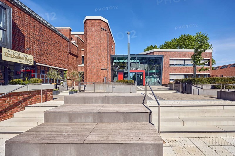 Town Hall, Ratskeller restaurant near Petro, brick building, modern architecture, seating steps, entrance, staircase, stainless steel railing, lantern, planter, trees, hedge, blue sky, cirrus clouds, Mühlenstraße, dam, district of Vechta, Lower Saxony, Germany