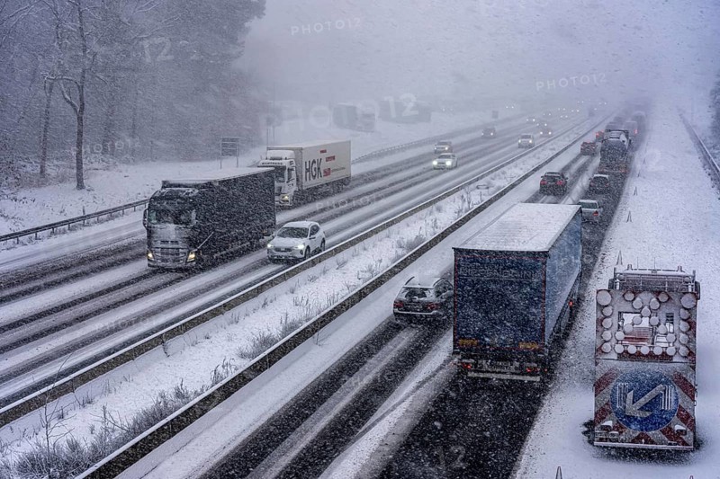 The onset of winter in North Rhine-Westphalia, heavy snowfall, A3 motorway near Hilden, near Ohligser Heide rest area, snow-covered roads, traffic is sometimes just slowing down, North Rhine-Westphalia, Germany