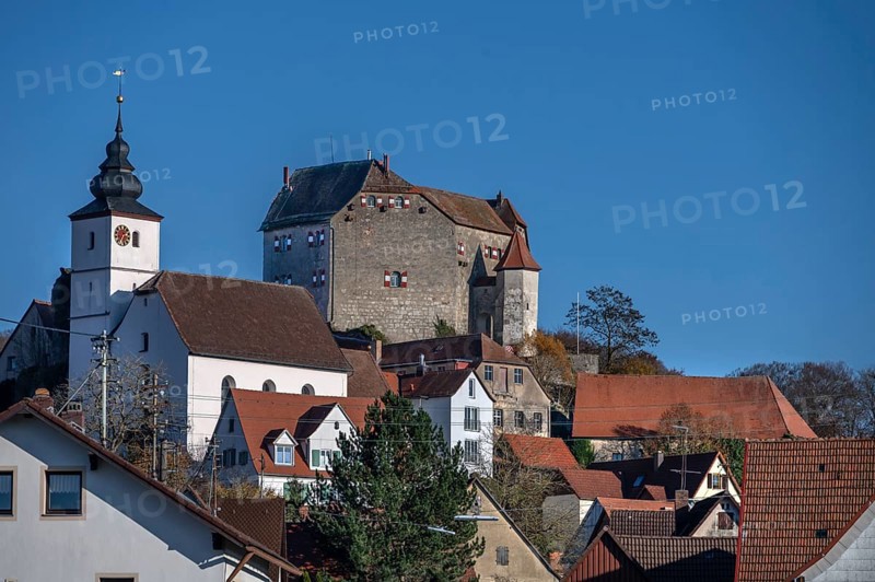 Hiltpoltstein Castle, 12th century, on the left parish church of St. Matthäus, Blauer Himmel, Hiltpoltstein, Upper Franconia, Bavaria, Germany