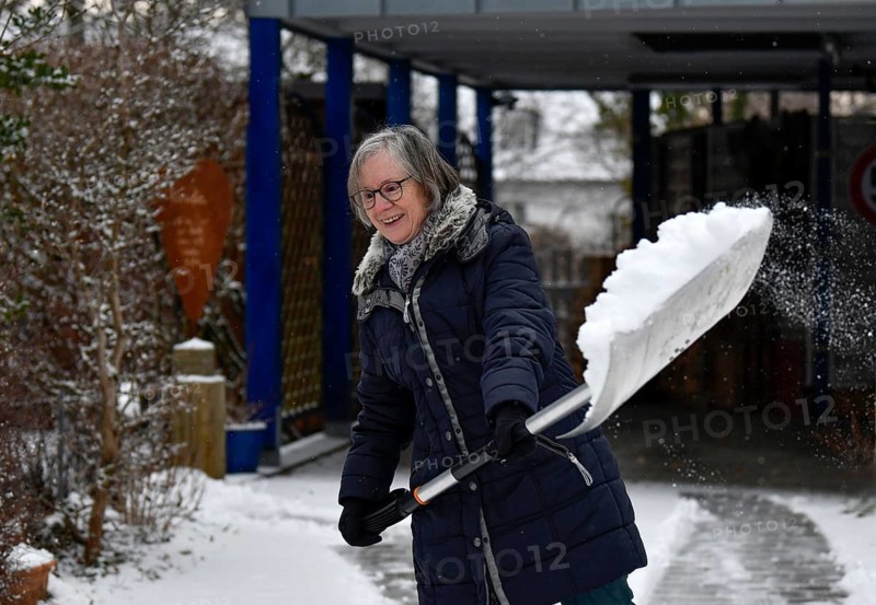 Elderly woman sweeping week with snow shovel, snow shovel, snow remover, shovel, clear, shovel snow, carport, sidewalk, snowfall, snow, winter, Stuttgart, Baden-Württemberg, Germany