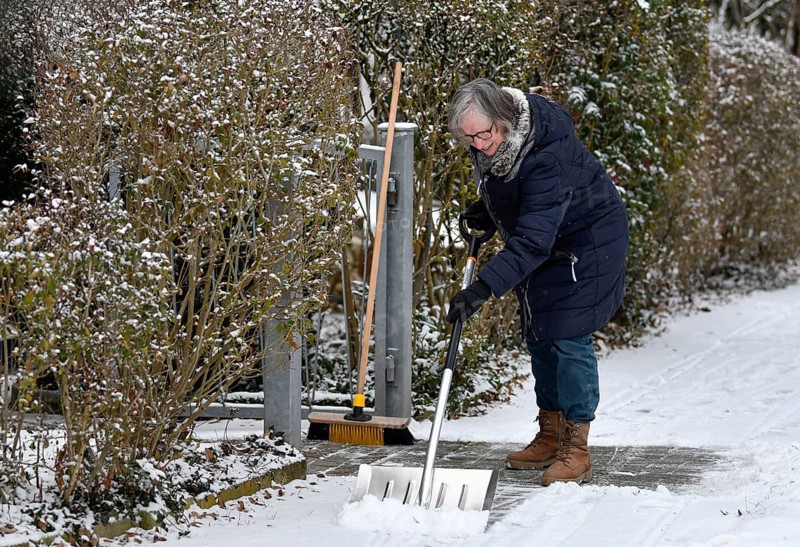 Elderly woman sweeping week with snow shovel, snow shovel, snow remover, shovel, clear, shovel snow, sidewalk, snowfall, snow, winter, Stuttgart, Baden-Württemberg, Germany